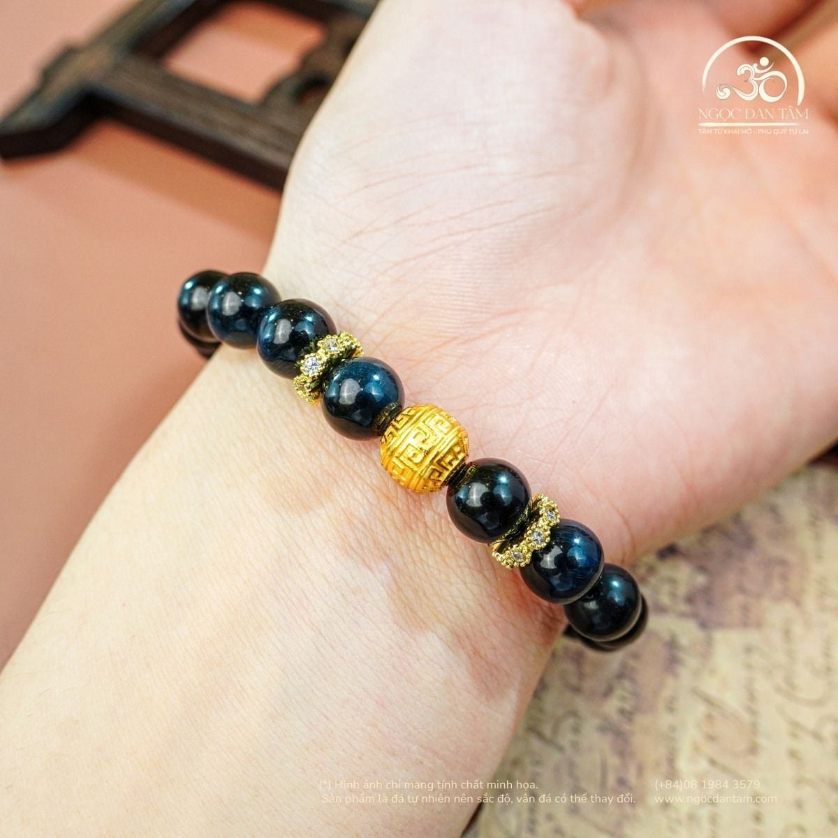  Vòng Tay Thạch Anh Mắt Chim Ưng 8mm 5A Phối Charm Chữ Vạn 