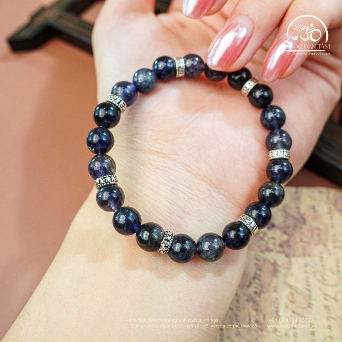 Vòng Tay Iolite 8mm 2A Phối Charm Bạc Chữ Vạn 