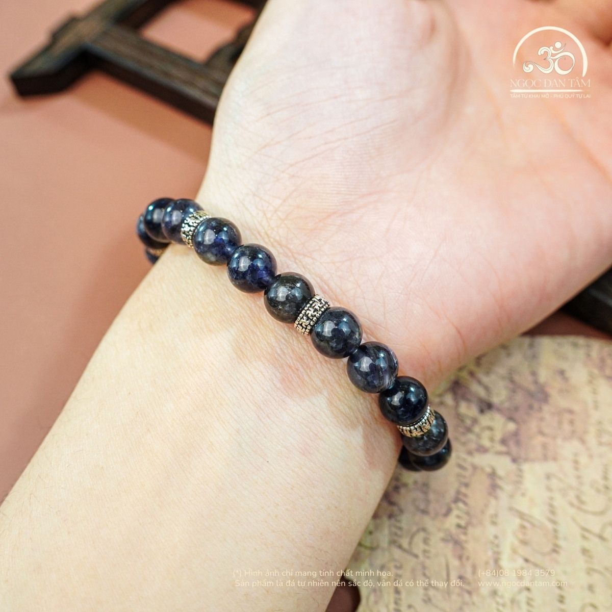  Vòng Tay Iolite 8mm 2A Phối Charm Bạc Chữ Vạn 