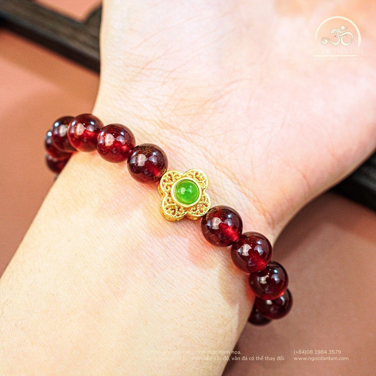  Vòng Tay Đá Garnet 8mm 5A Phối Charm Cỏ 4 Lá 