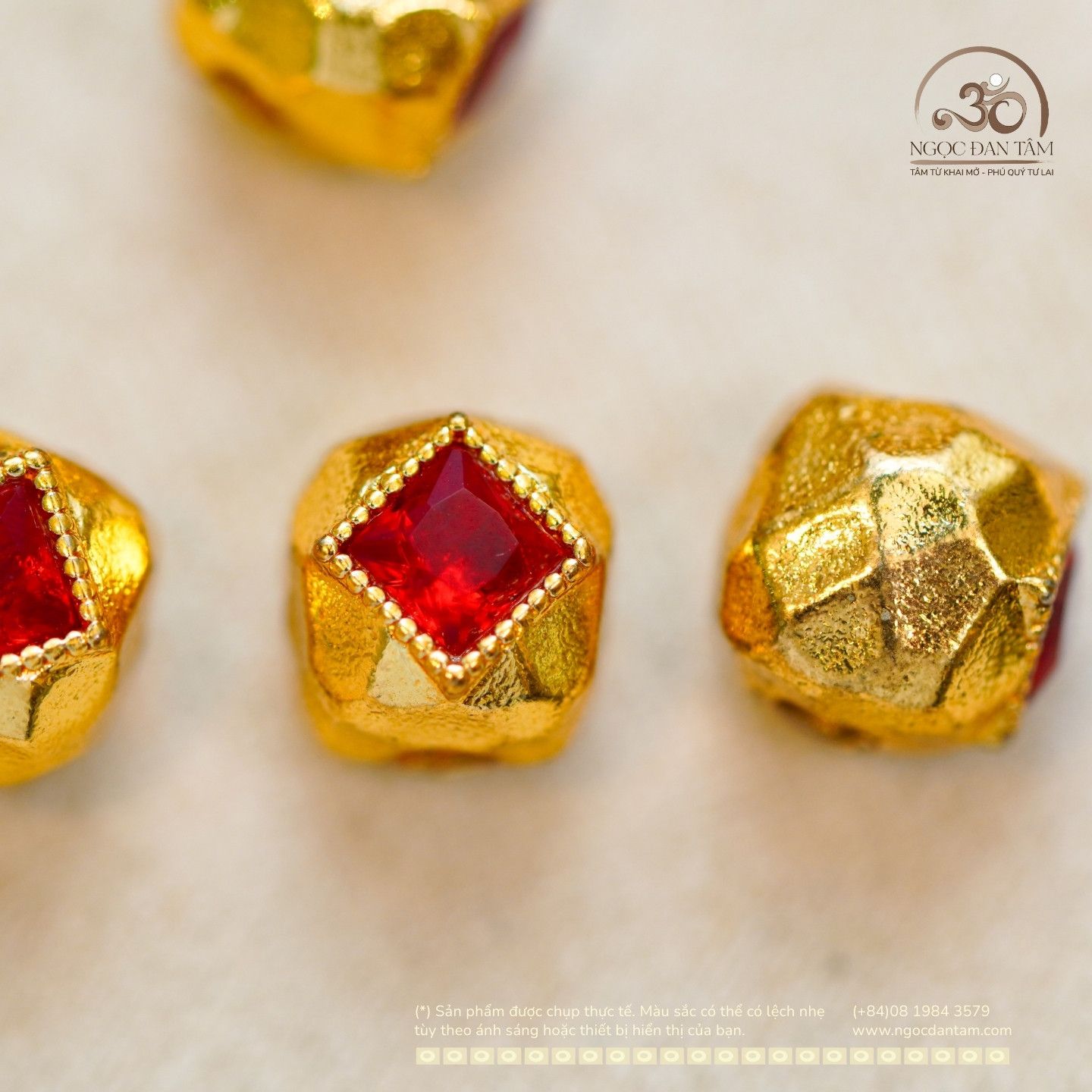  Charm Cắt Giác đỏ nhỏ 7.97mm - Bạc Mạ Vàng 