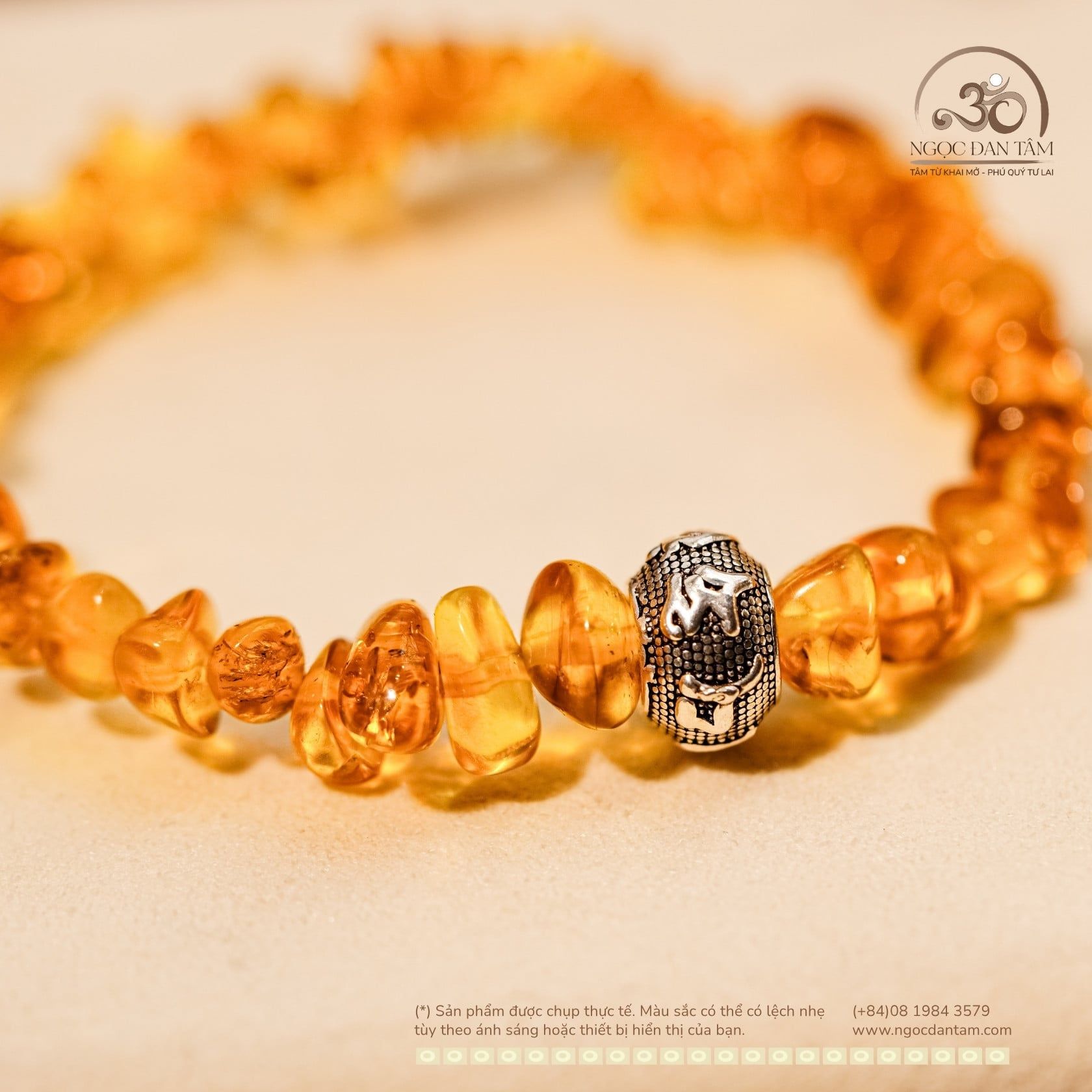 Vòng Tay Hổ Phách Cognac Phối Charm Chú Omani 