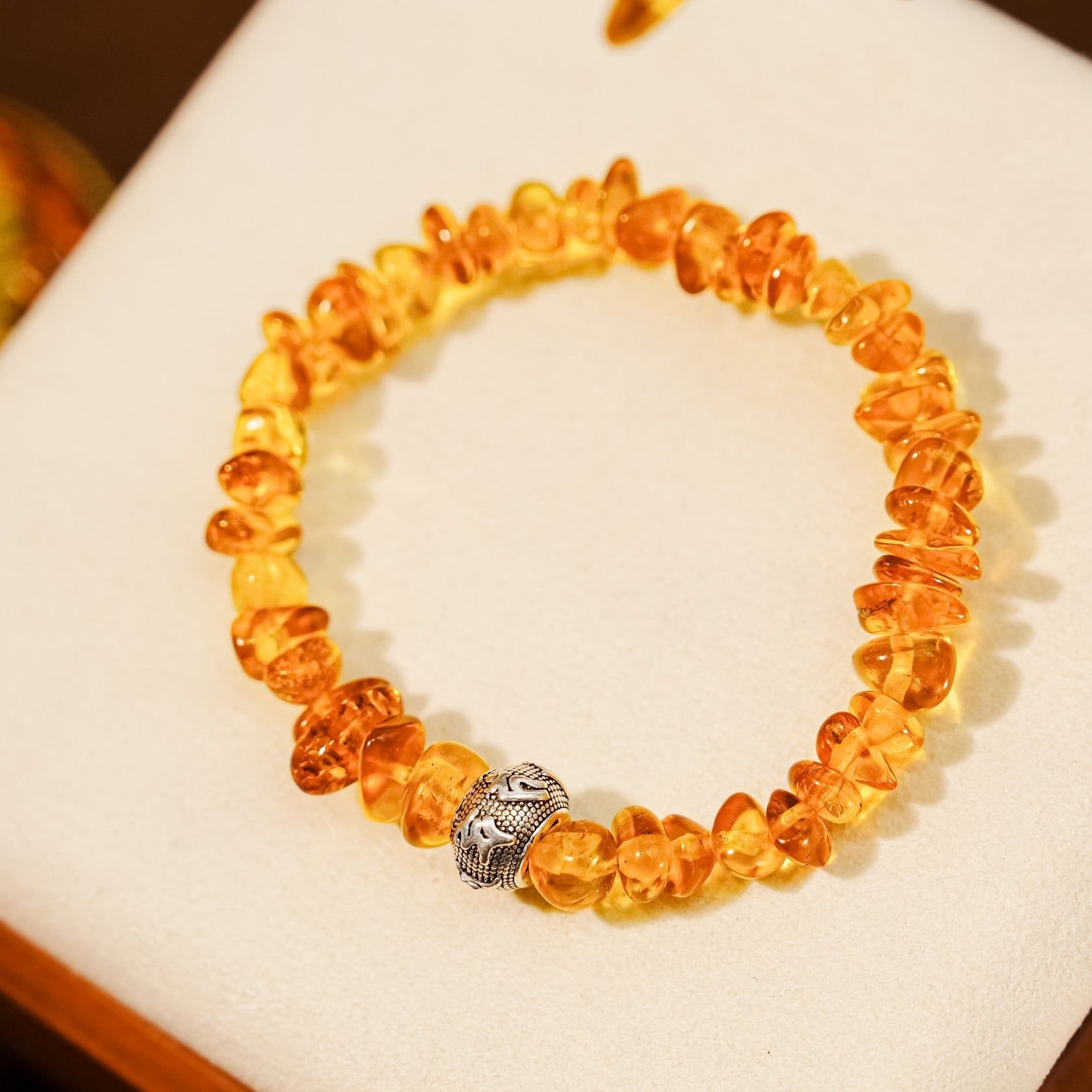  Vòng Tay Hổ Phách Cognac Phối Charm Chú Omani 