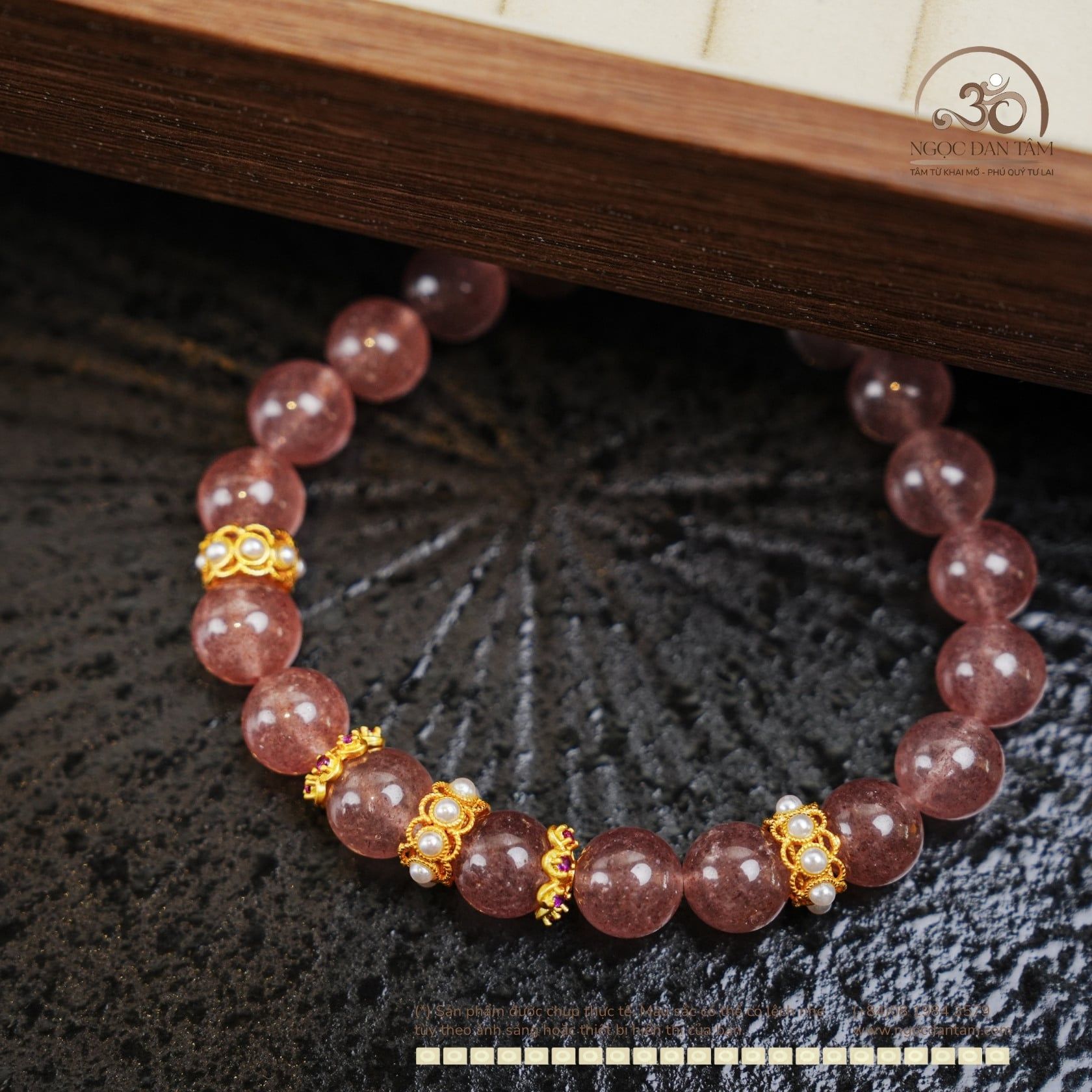  Vòng Tay Thạch Anh Dâu Tây 8mm 2A Phối Charm Hoa Mạ Vàng Cao Cấp 