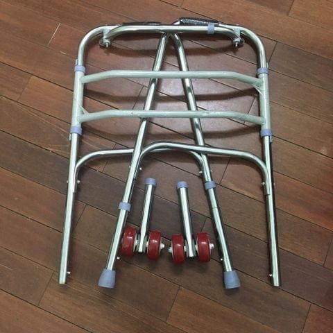 Khung inox tập đi bánh nhỏ