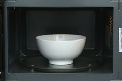 Lò vi sóng có nướng Electrolux EMG30D22BM 30 lít