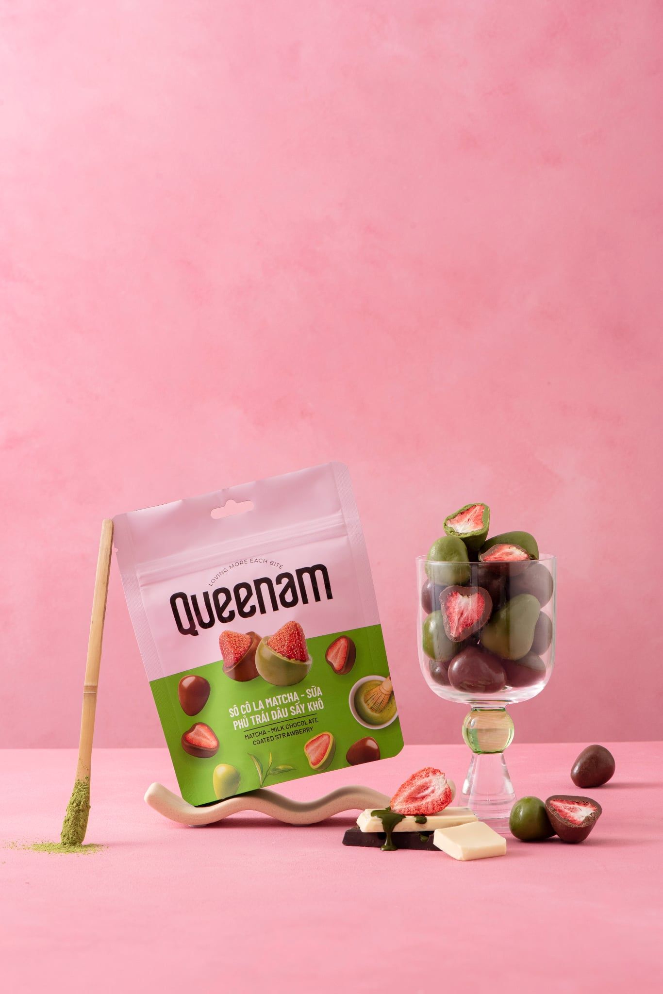  Socola Queenam phủ trái dâu sấy 60g 