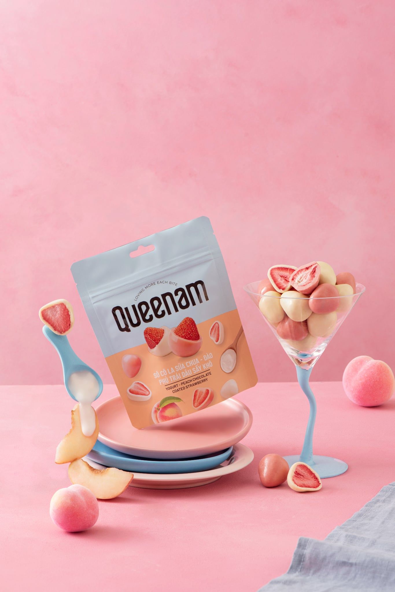  Socola Queenam phủ trái dâu sấy 60g 