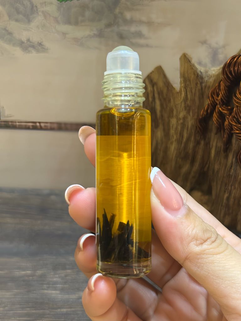 Dầu Xoa Trầm Hương Cao Cấp 10ML
