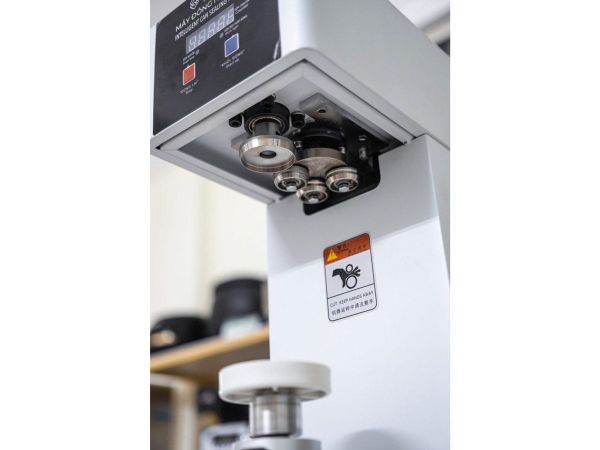 Máy đóng nắp lon Yubann YB-QLS180