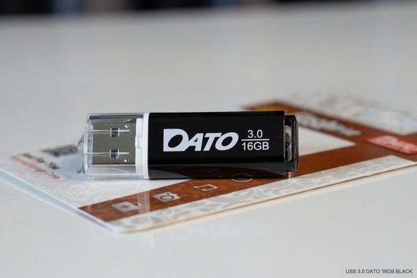 USB Dato 16G DB8002U3K 3.0 - Màu đen