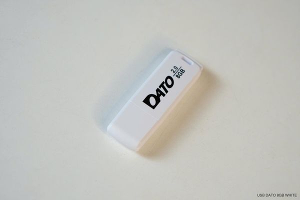 USB 2.0 Dato 8G DB8001W - Màu trắng