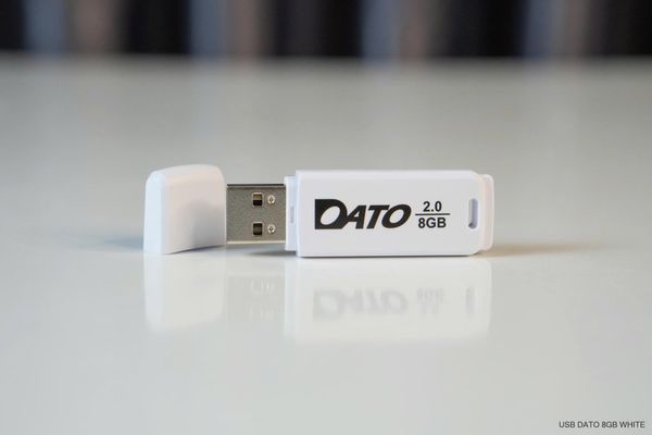 USB 2.0 Dato 8G DB8001W - Màu trắng