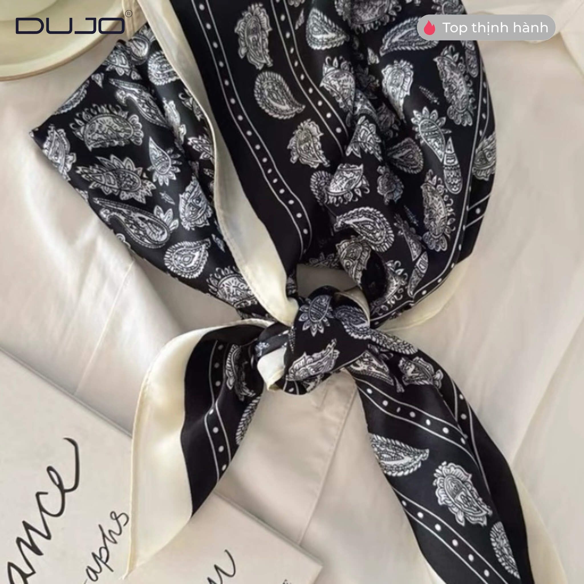  Khăn Lụa Viền Đen Họa Tiết Paisley – Món Phụ Kiện "Đắt Giá" Cho Outfit 