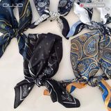  Khăn Lụa Viền Đen Họa Tiết Paisley – Món Phụ Kiện "Đắt Giá" Cho Outfit 
