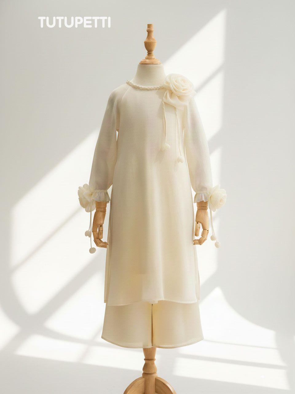  AD26_01. Áo Dài Tay Đính Hoa Kem 