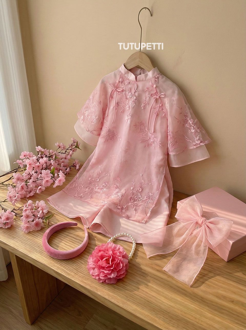  AD26_13. Áo Dài Cách Tân Thêu Họa Tiết Hồng 