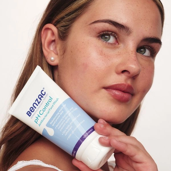 Sữa rửa mặt giúp diệt khuẩn & cân bằng pH - pH Control Antibacterial Wash 150ml