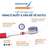  Bàn chải đánh răng SENSODYNE Sensitive & Gum với lông bàn chải mềm, giúp làm sạch răng nhẹ nhàng và bảo vệ nướu 