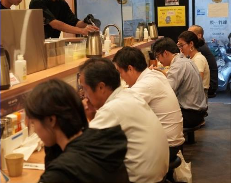  Nhân viên phục vụ nhà hàng mỳ Ramen 