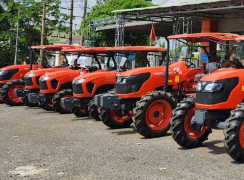  Nhân viên lắp ráp linh kiện máy nông nghiệp hãng Kubota 