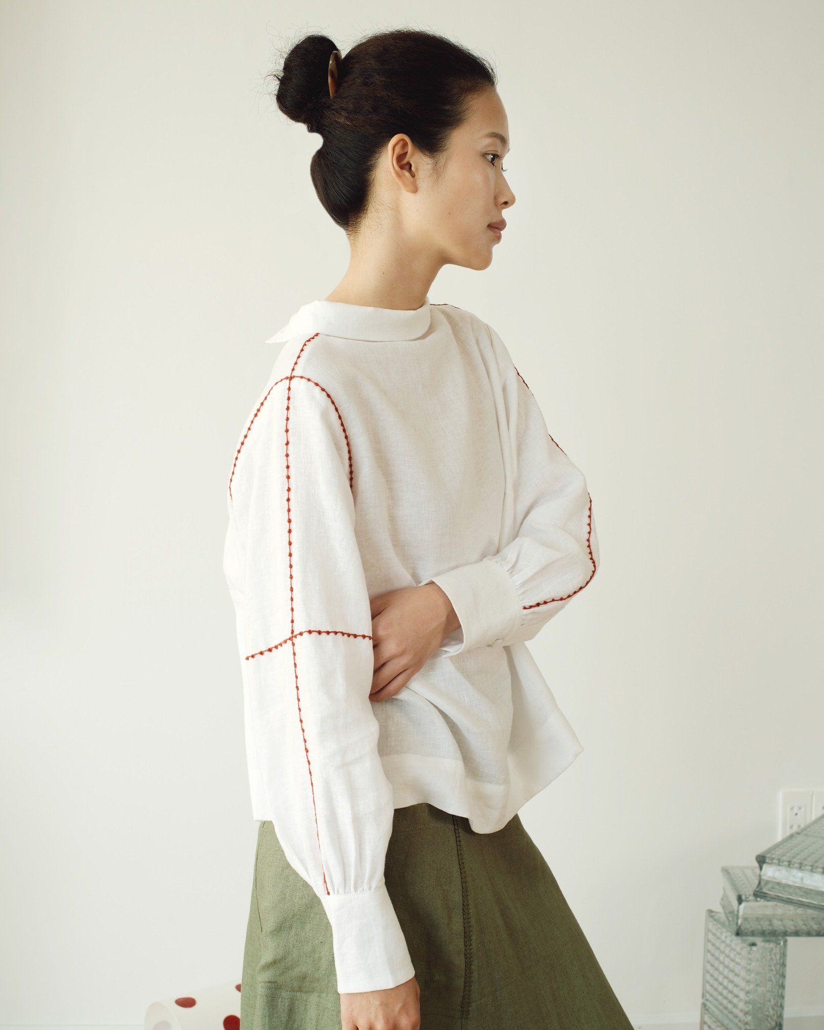 Áo Mây Linen Thêu Tay Thanh Lịch - mặt hông