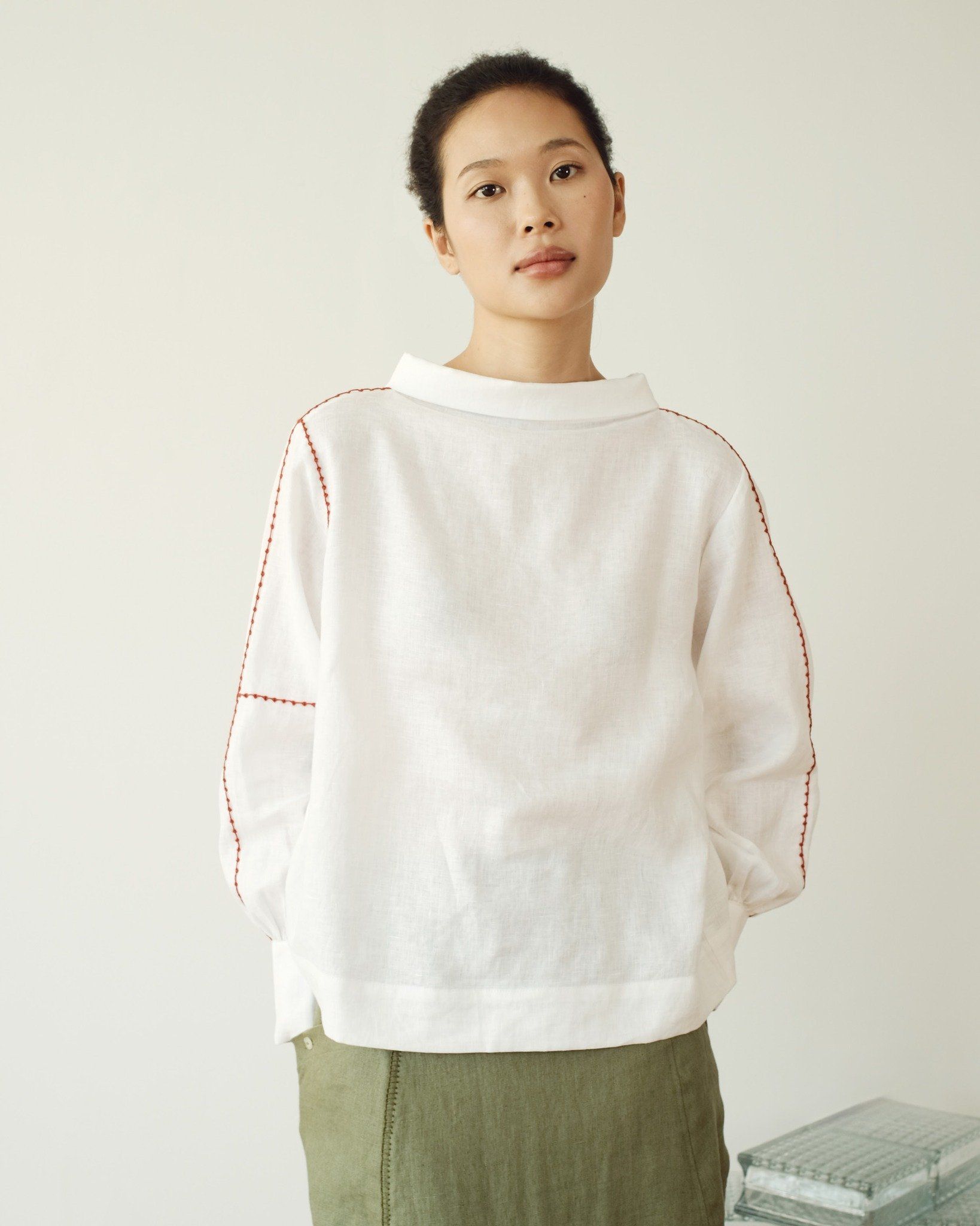 Áo Mây Linen Thêu Tay Thanh Lịch - mặt hông