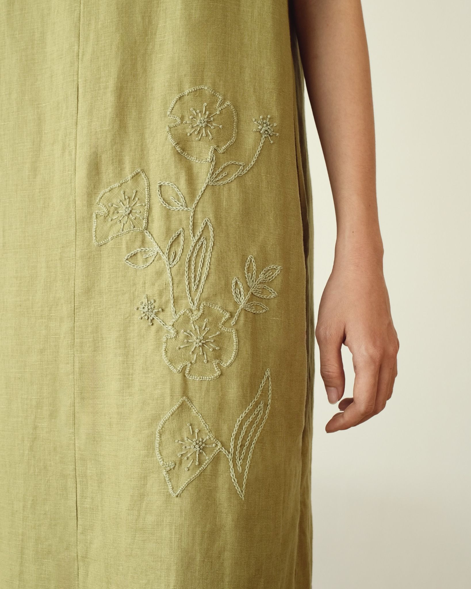 Đầm Dây Linen Lá Chuối Cổ V Thêu Tay Tỉ Mỉ-chi tiết thêu tay thủ công