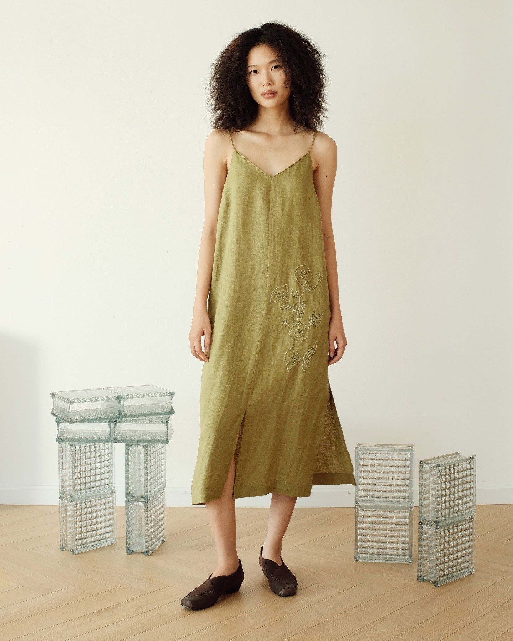 Đầm Dây Linen Lá Chuối Cổ V Thêu Tay Tỉ Mỉ-chi tiết thêu tay thủ công