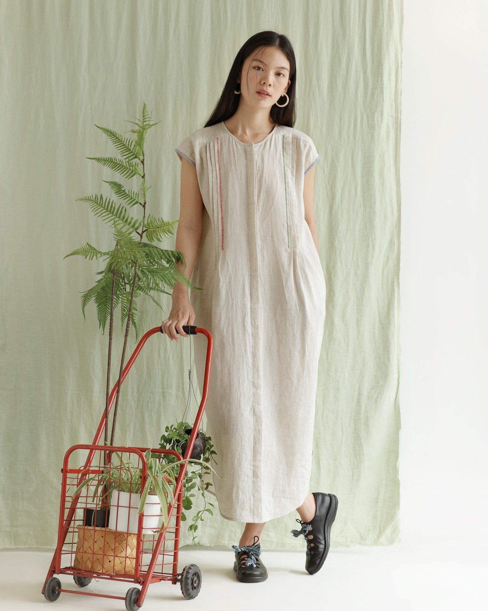 Đầm Linen Dramatic Tay Liền Thêu Xinh Xắn - Dramatic Dress-chính diện mặt trước