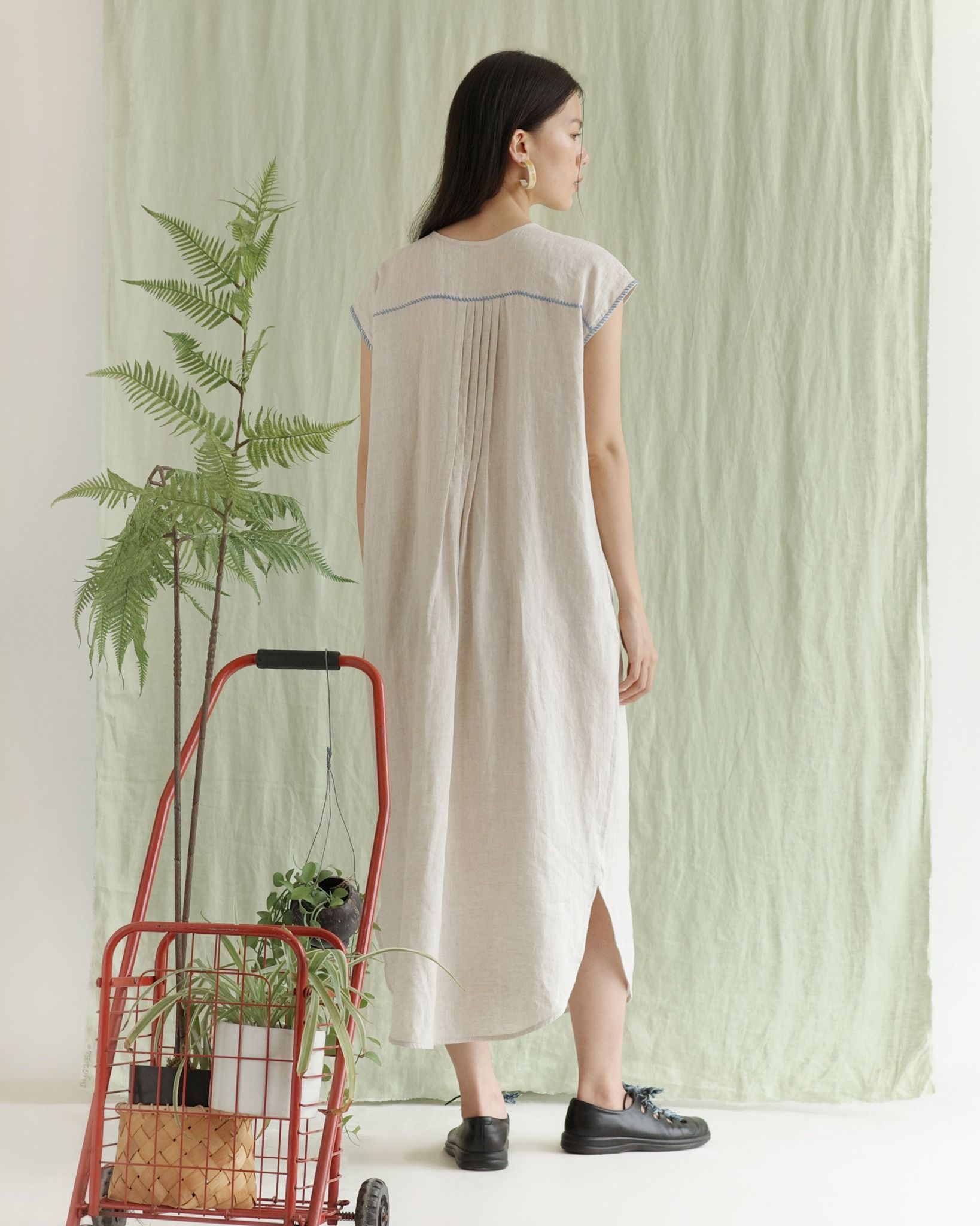 Đầm Linen Dramatic Tay Liền Thêu Xinh Xắn - Dramatic Dress-chính diện mặt trước