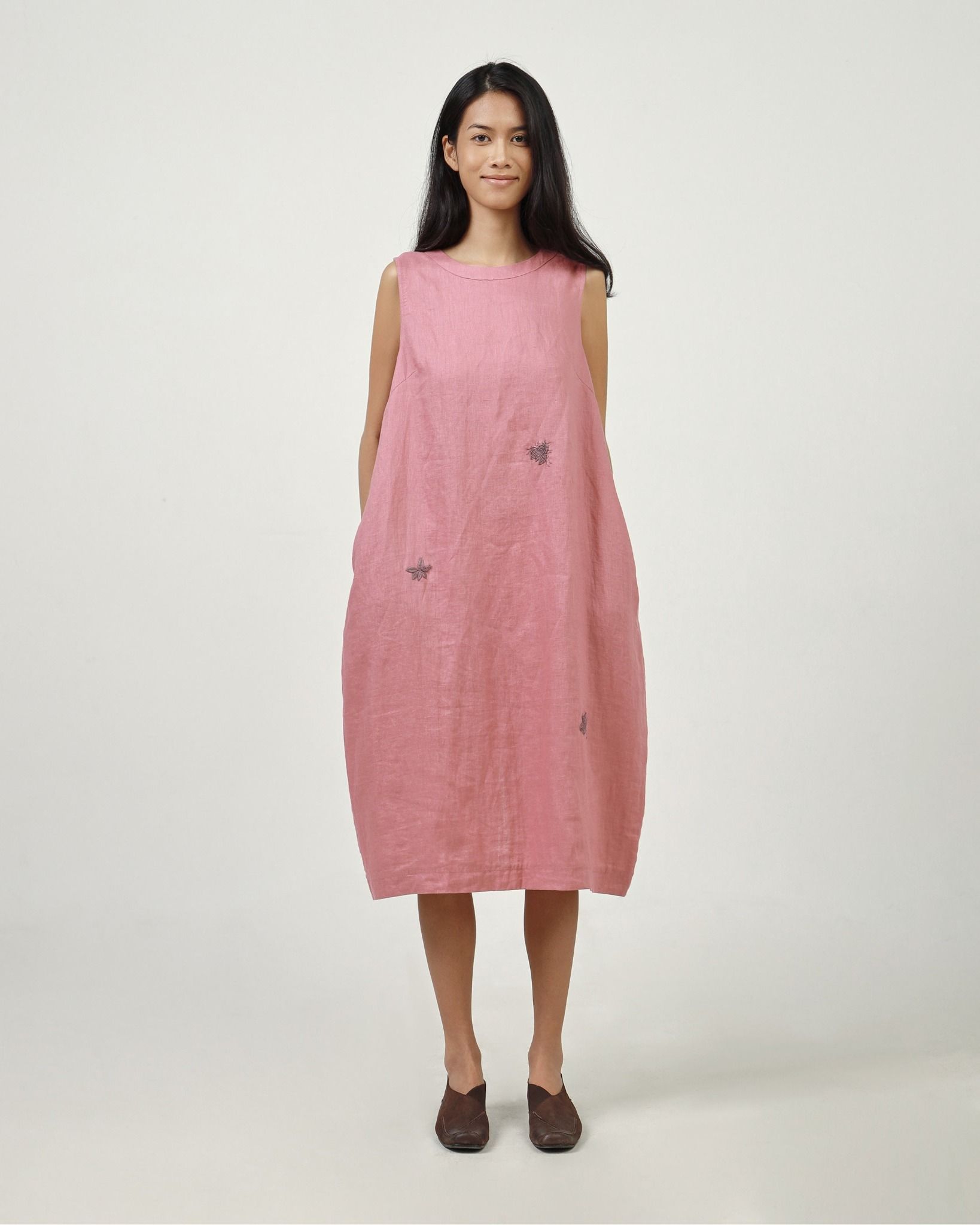 Đầm Linen Côn Trùng Dáng Cong Thêu Tay Độc Đáo-chính diện mặt trước