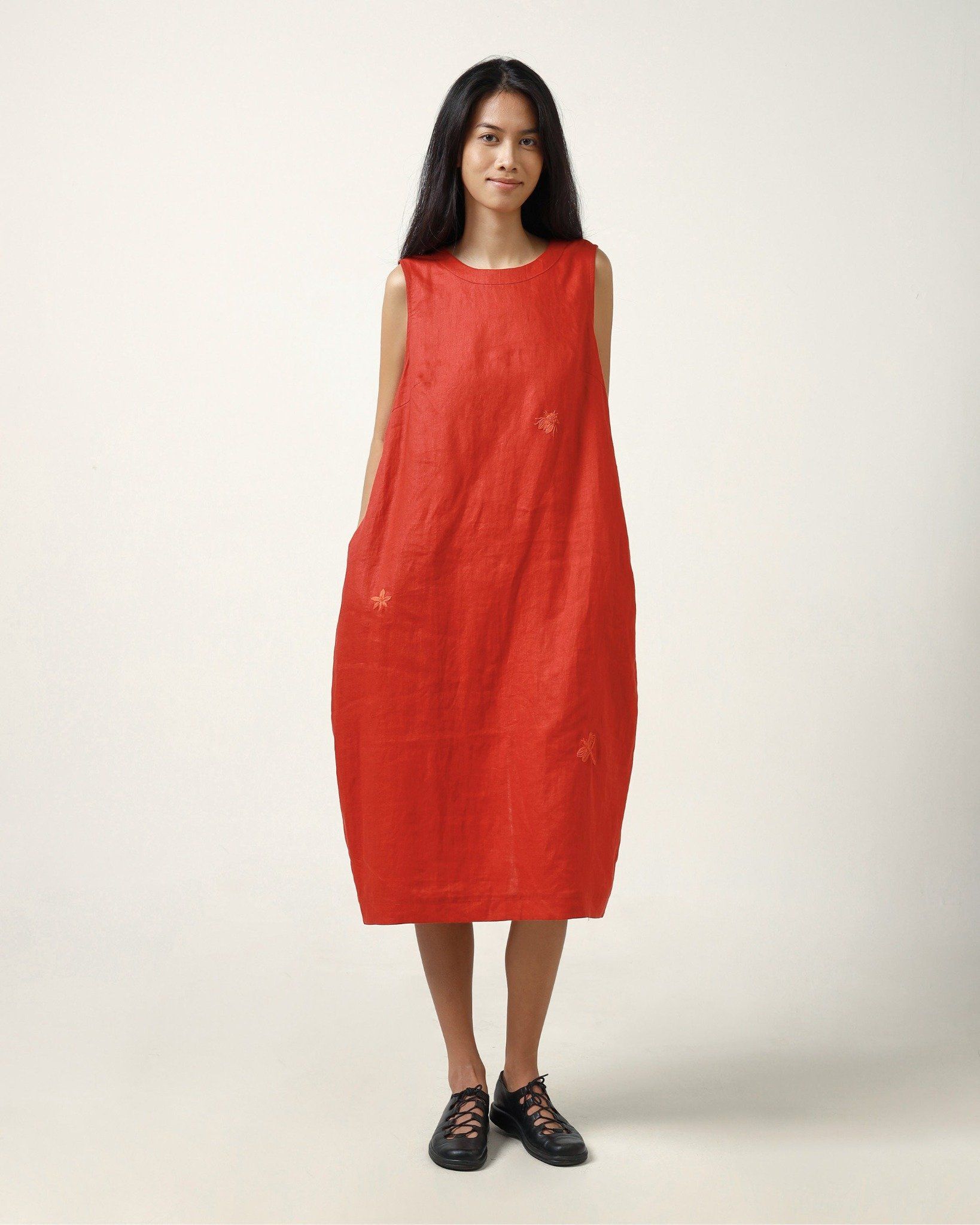 Đầm Linen Côn Trùng Dáng Cong Thêu Tay Độc Đáo