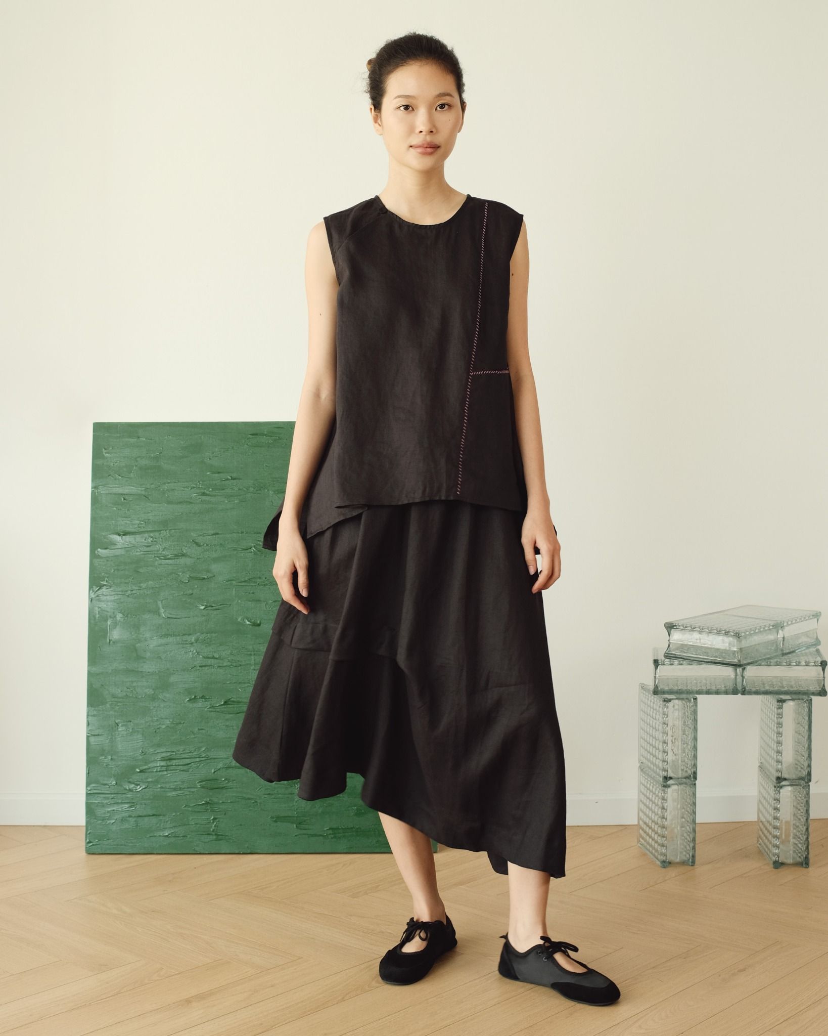 Áo Đắp Linen Sát Nách Thêu Tay-chính diện mặt trước