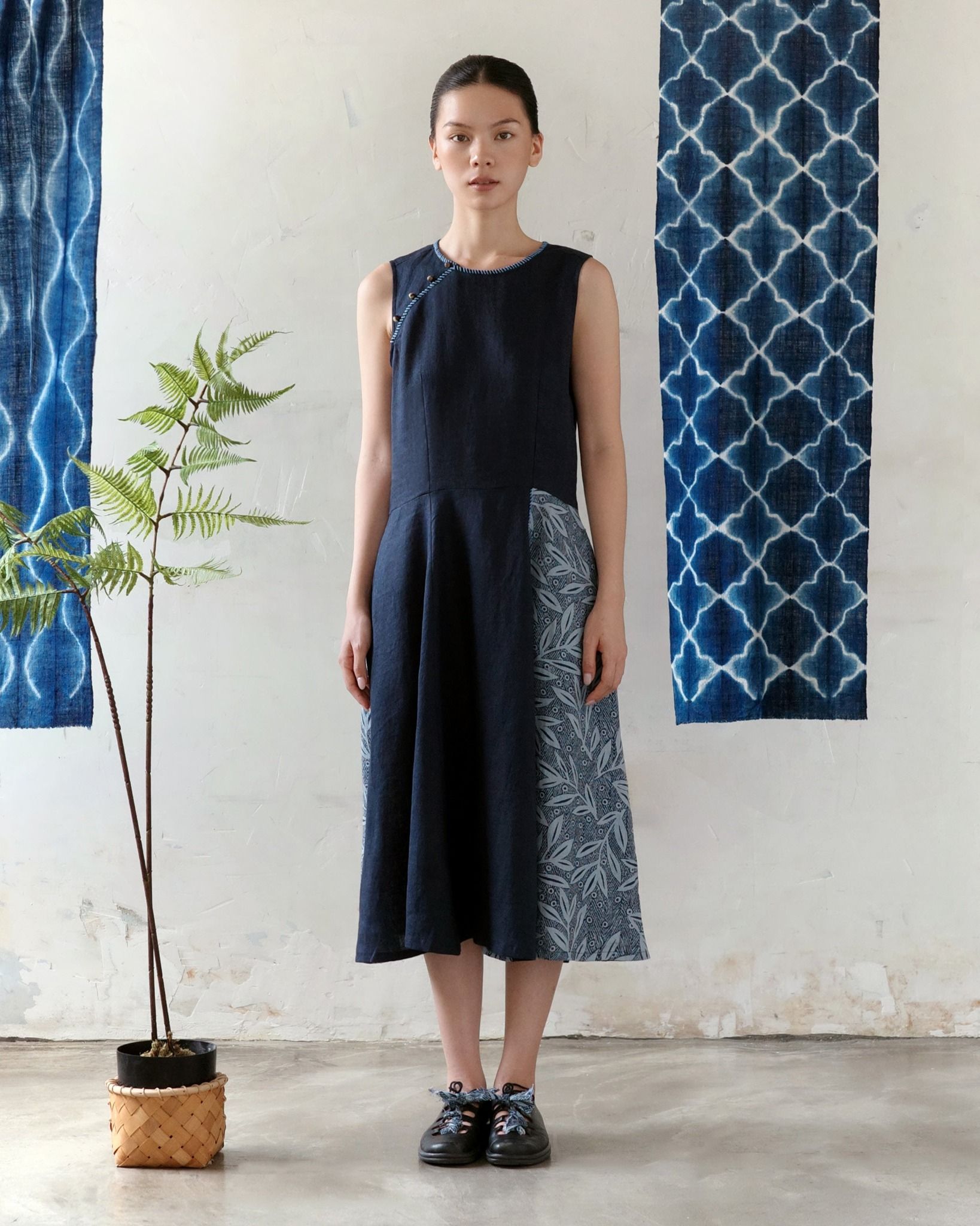 Đầm Linen Biển Cả Thêu Tay Phối Vải Lạ Mắt-chính diện mặt trước