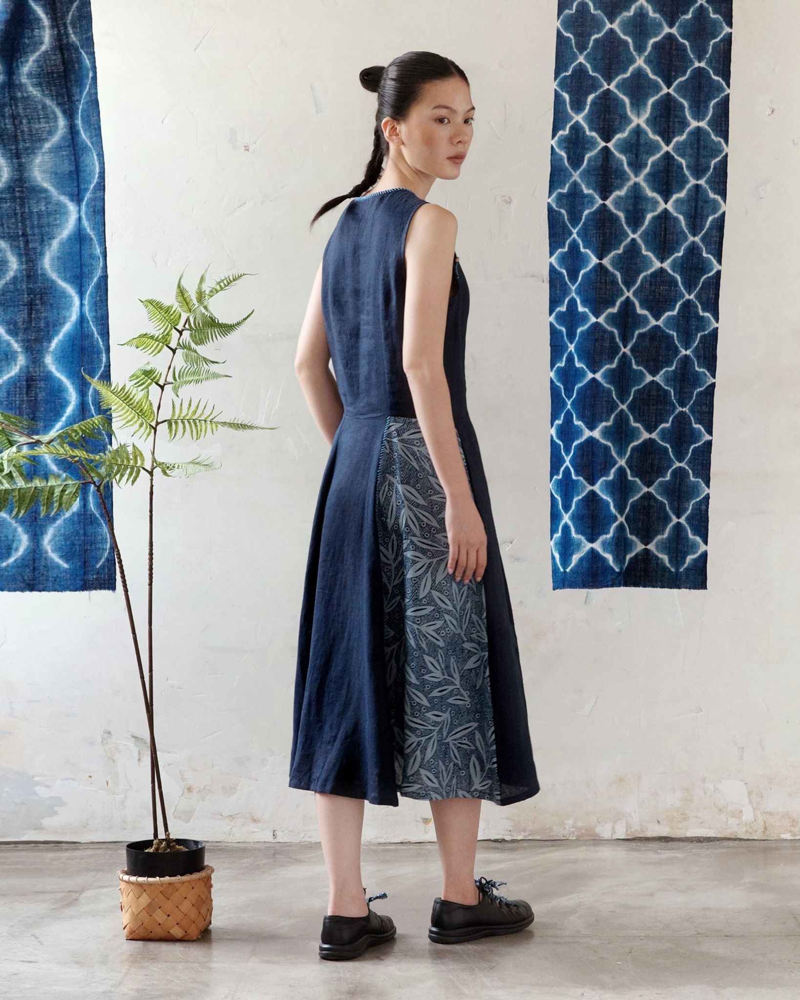 Đầm Linen Biển Cả Thêu Tay Phối Vải Lạ Mắt-chính diện mặt trước