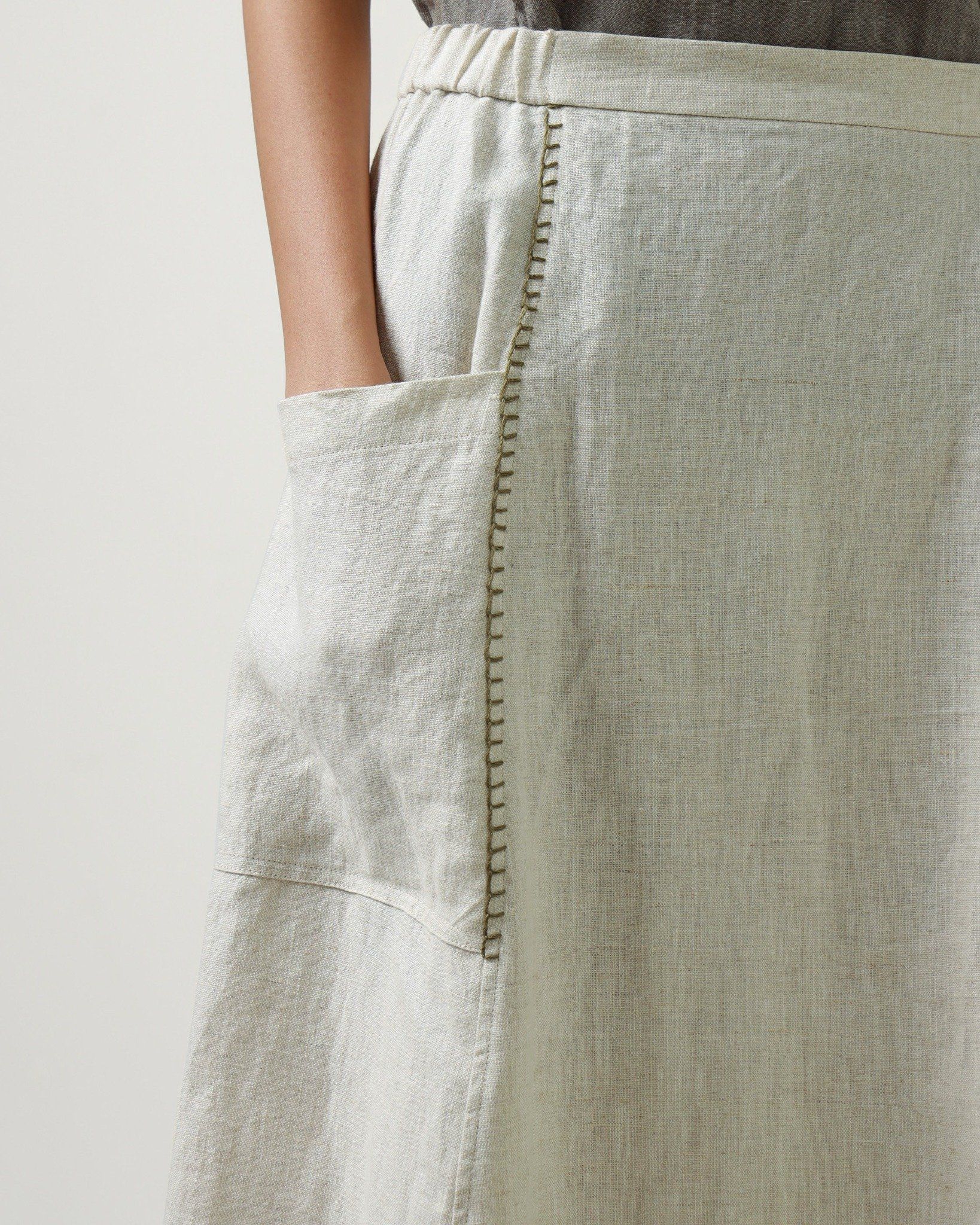 Chân Váy Linen KiKi Có Túi Lưng Thun-chi tiết túi và thêu tay