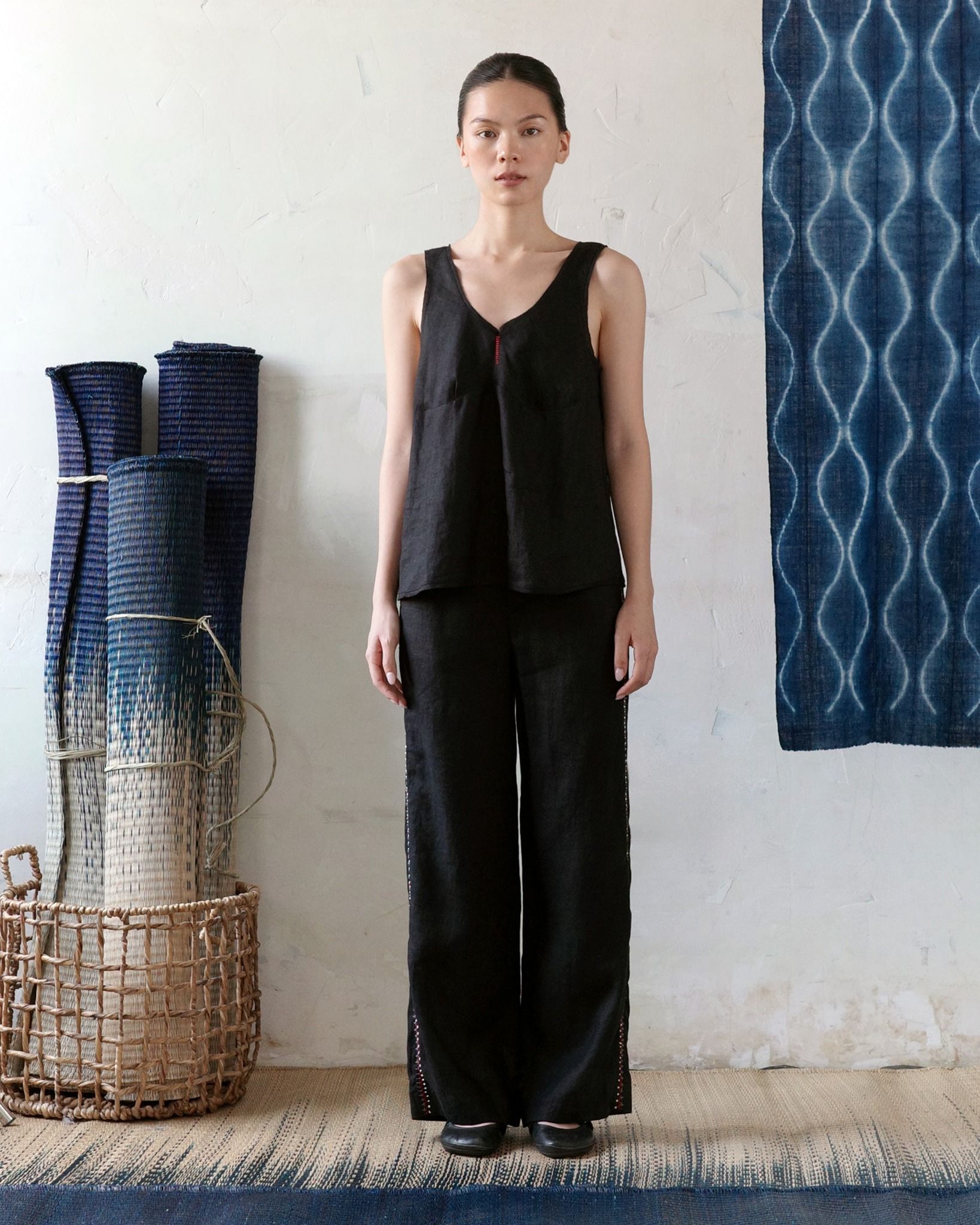 Áo Linen Ava Sát Nách Thêu Tay Cổ V-toàn bộ mặt trước