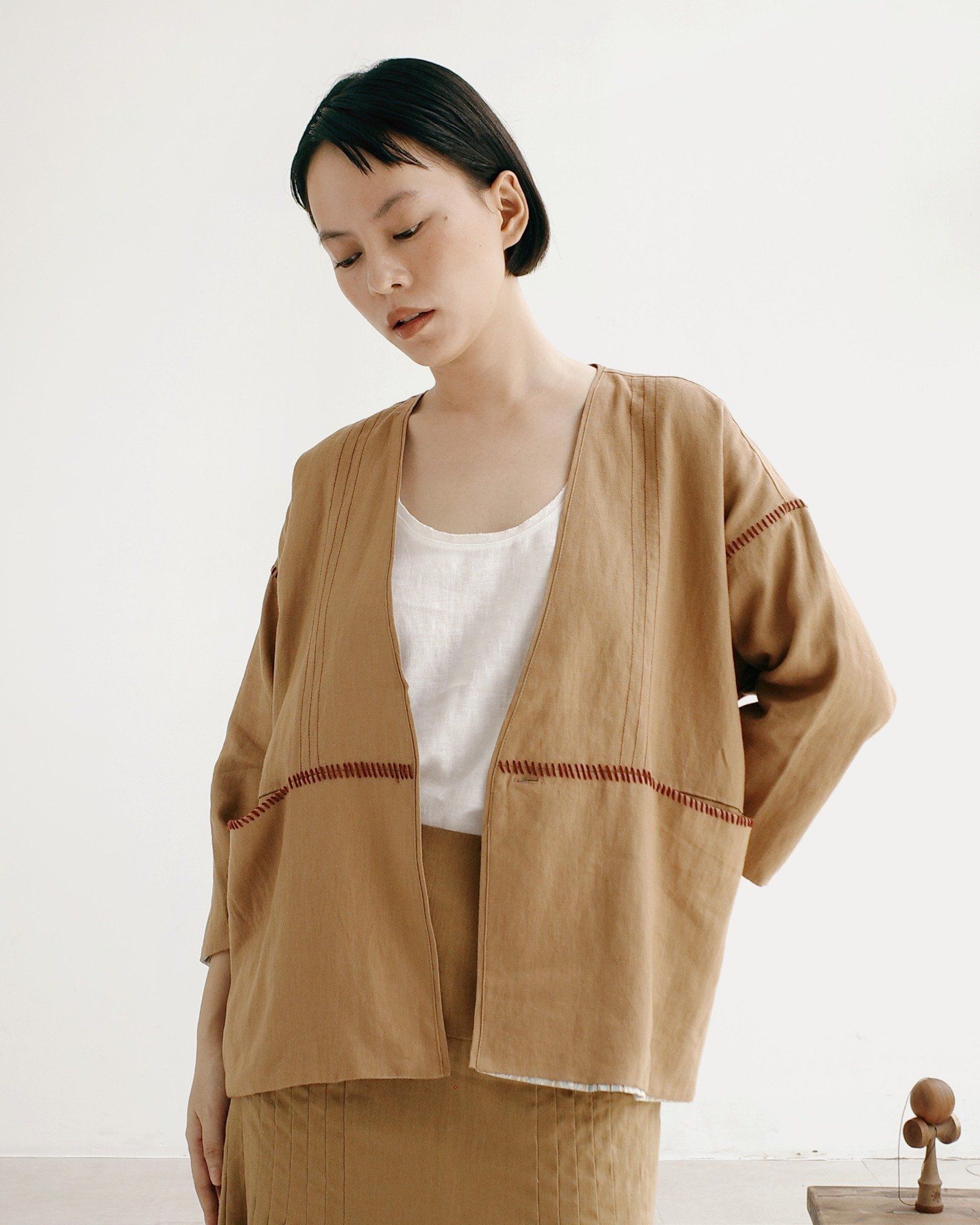 Áo Khoác Vỏ Cây Linen Thêu Tay Có Nút Cài-chính diện mặt trước