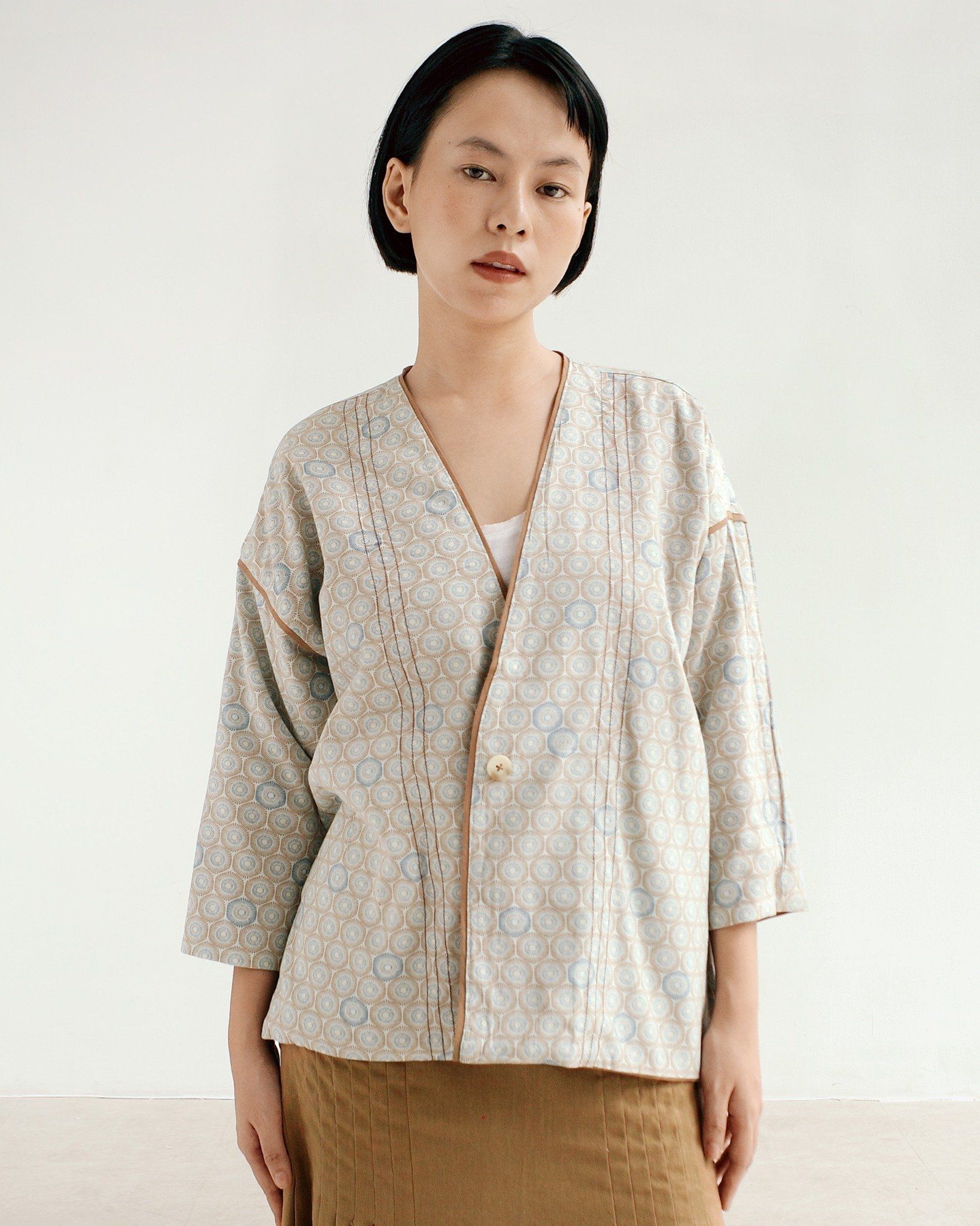 Áo Khoác Vỏ Cây Linen Thêu Tay Có Nút Cài-chính diện mặt trước