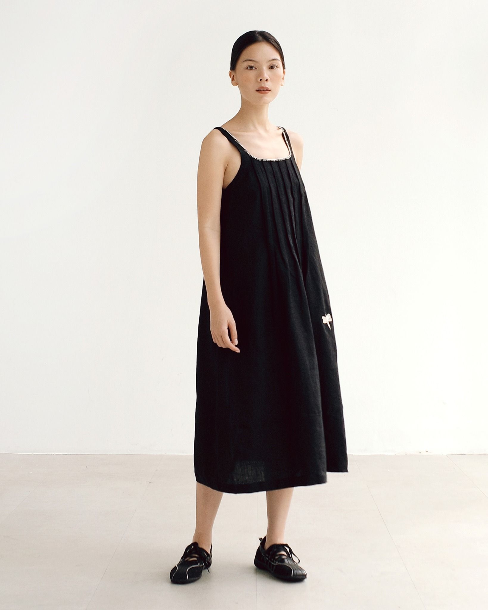 Đầm Mei Linen Thêu Côn Trùng - chính diện mặt trước