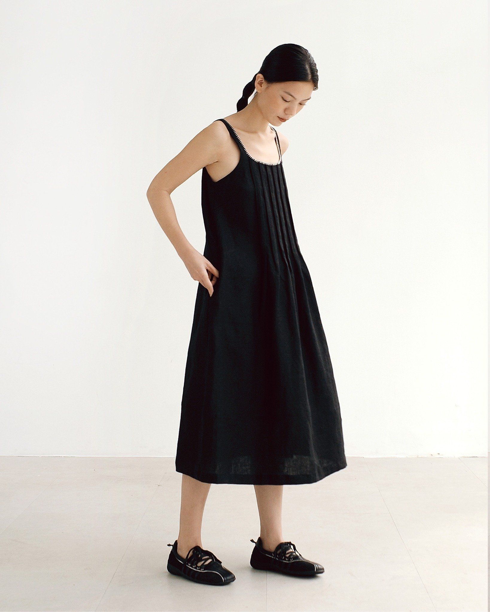 Đầm Mei Linen Thêu Côn Trùng - chính diện mặt trước