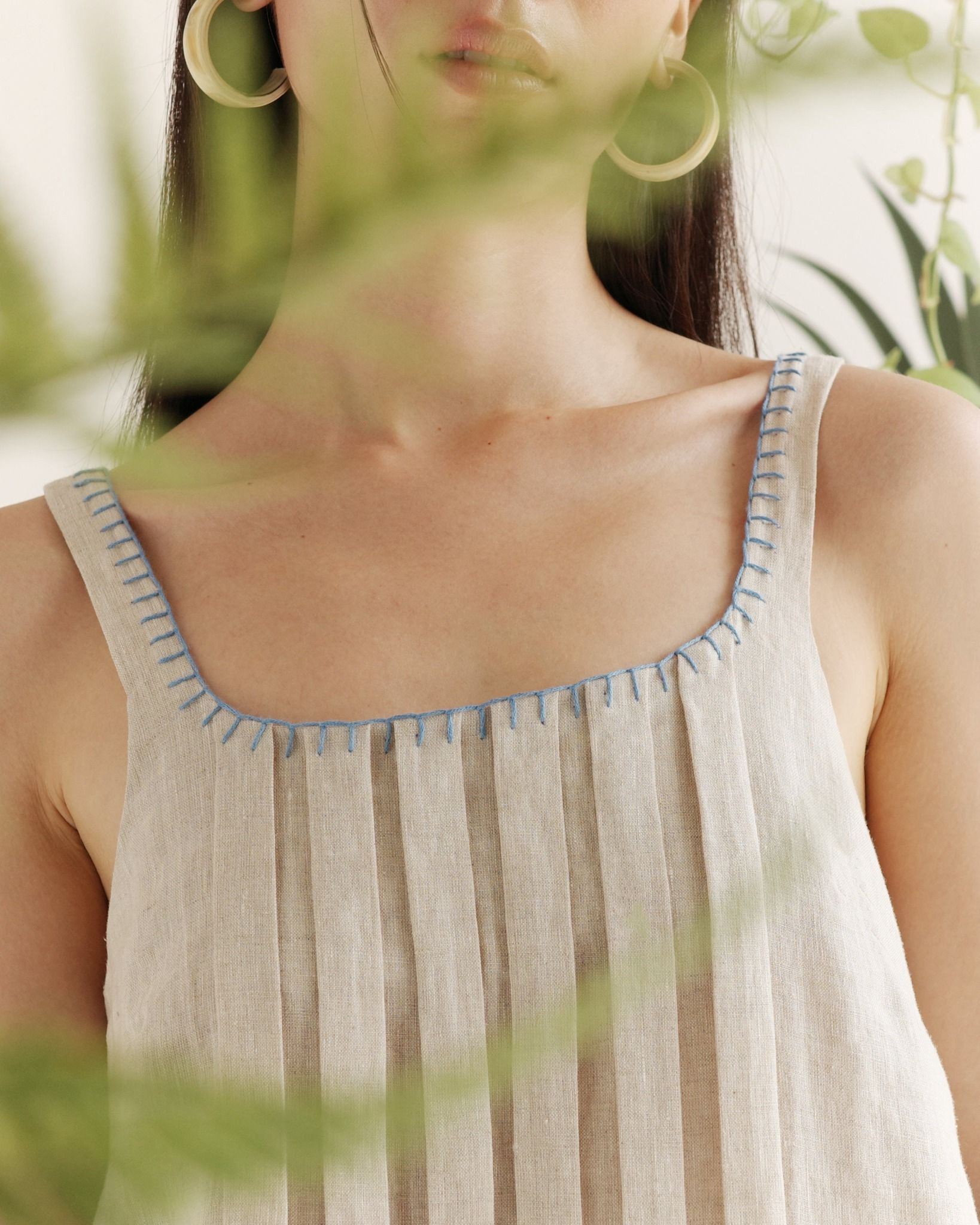 Đầm Mei Linen Thêu Tay Cổ Vuông Hai Dây Bản Lớn - Chính diện mặt trước