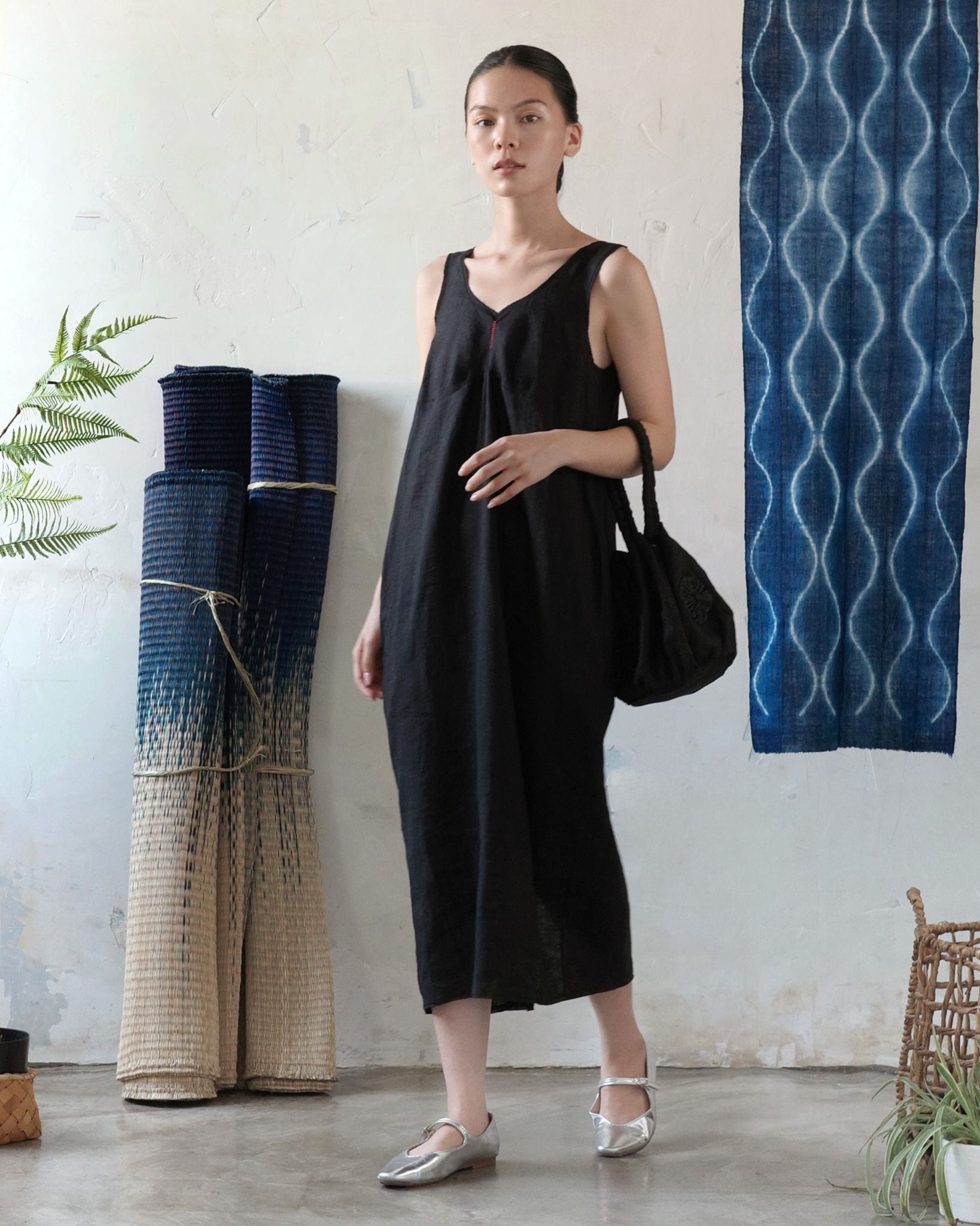 Đầm Linen Ava Không Tay Cổ V Thanh Lịch-chính diện mặt trước