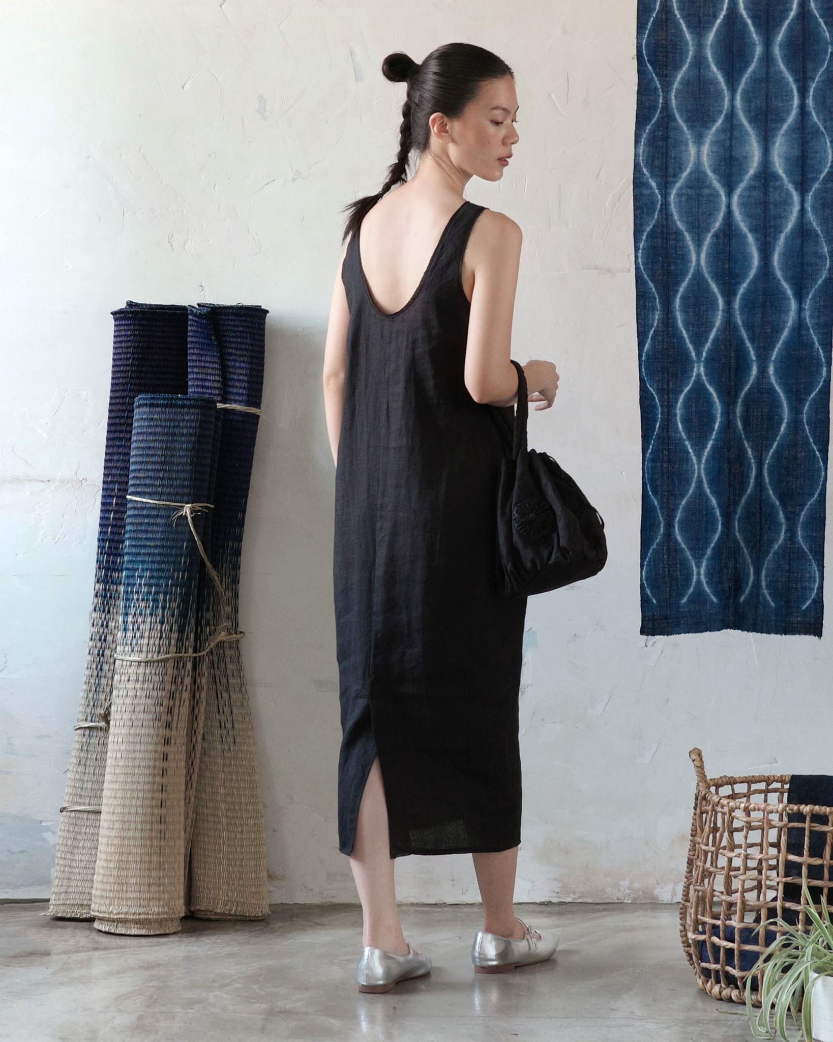 Đầm Linen Ava Không Tay Cổ V Thanh Lịch-chính diện mặt trước