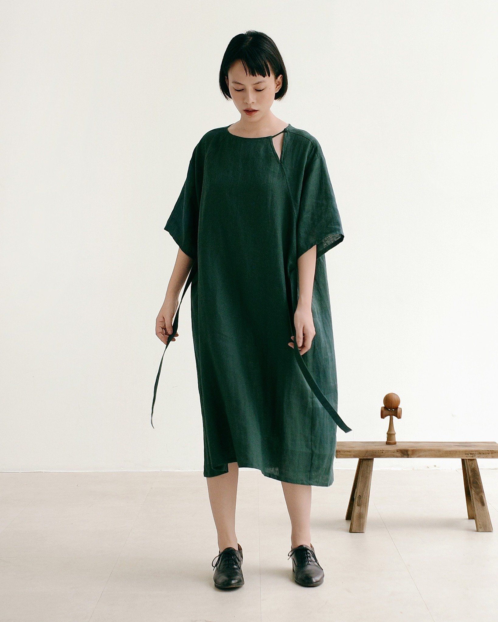 Đầm Linen Mạ Non Cổ Tròn Xẻ V Dịu Dàng - chính diện mặt trước