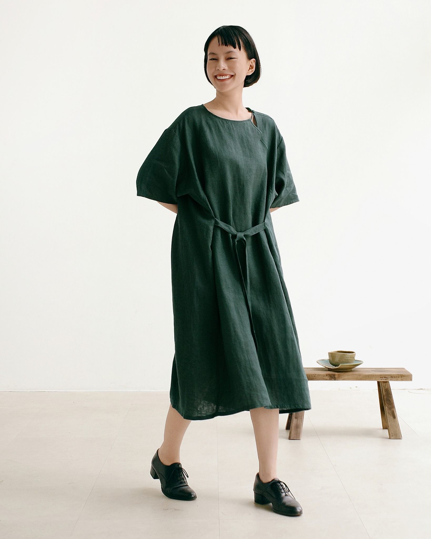 Đầm Linen Mạ Non Cổ Tròn Xẻ V Dịu Dàng - chính diện mặt trước