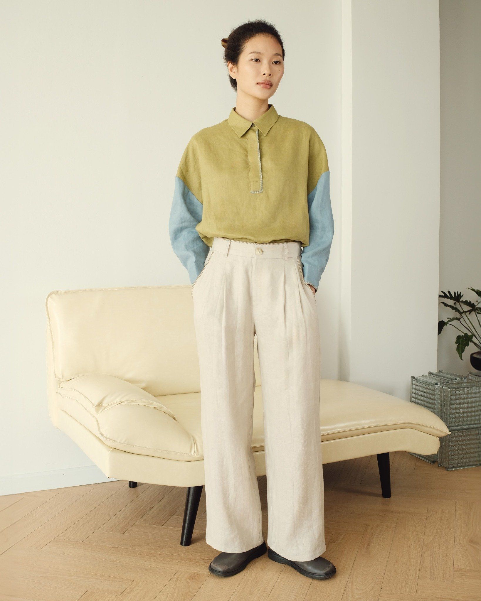 quần linen xếp nếp ống suông thêu tay-chính diện mặt trước