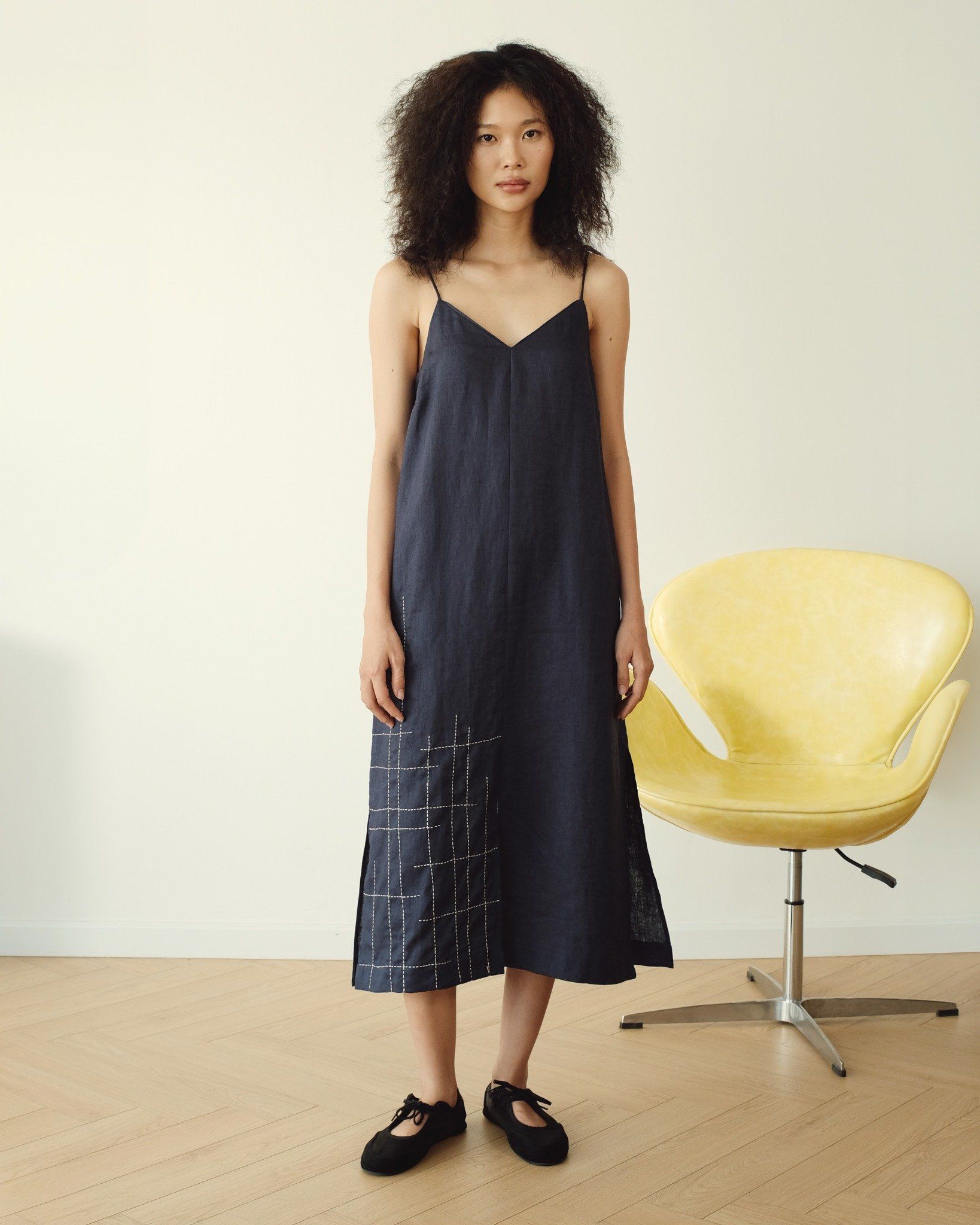 Đầm Dây Lam Linen Thêu Tay Tinh Giản - chính diện mặt trước