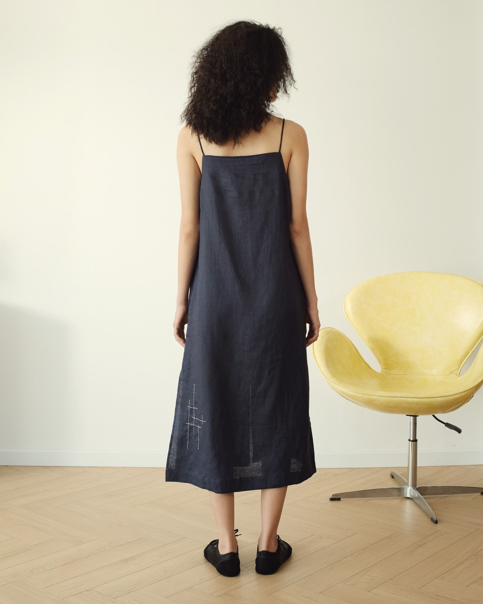 Đầm Dây Lam Linen Thêu Tay Tinh Giản - chính diện mặt trước